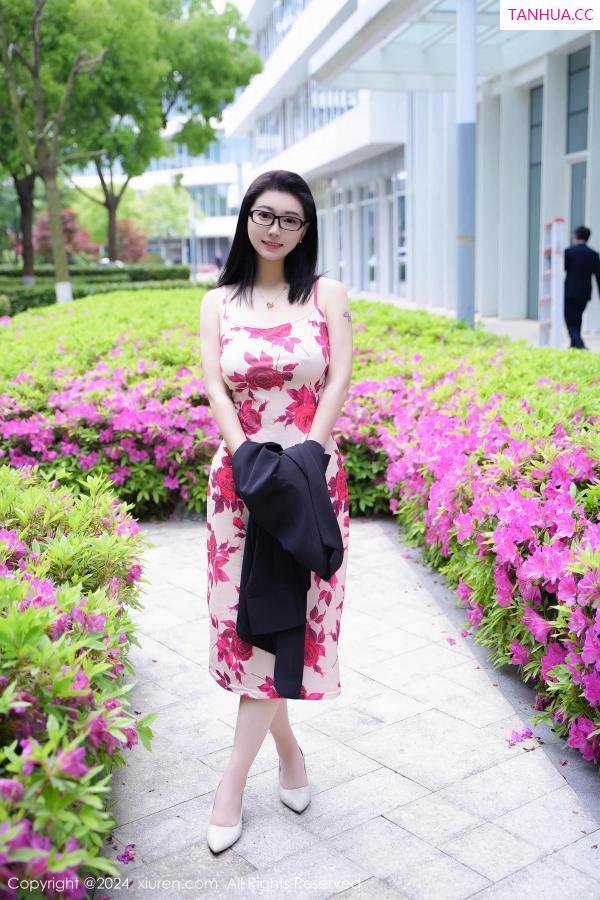   [XiuRen]高清写真图 2024.04.29 No.8468 雅茹老师 长裙美臀第15张图片